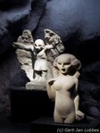 Meisjesfiguur (zandsteen, 1920-1924) en Mannetje met vleugels (gegoten beton, 1922)
<br/>
Collectie Stedelijk Museum, Amsterdam, Foto Gert-Jan Lobbes 2016